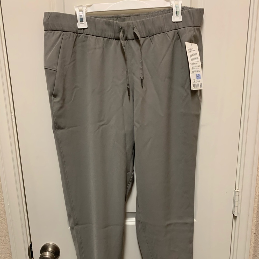 Lululemon On the fly jogger, NWT size 12